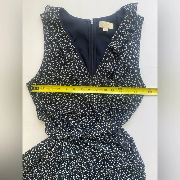 LOFT Outlet Floral Jumpsuit Size 8 Ruffle V-Neck Navy White Effortlessly chic✨ - Picture 11 of 16